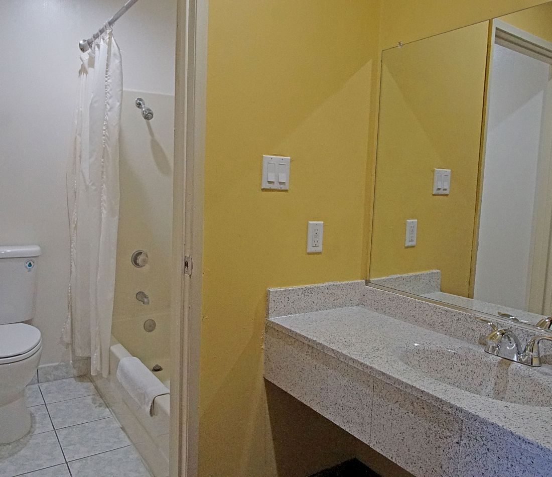 Los Angeles Inn & Suites — photo 37 of 60