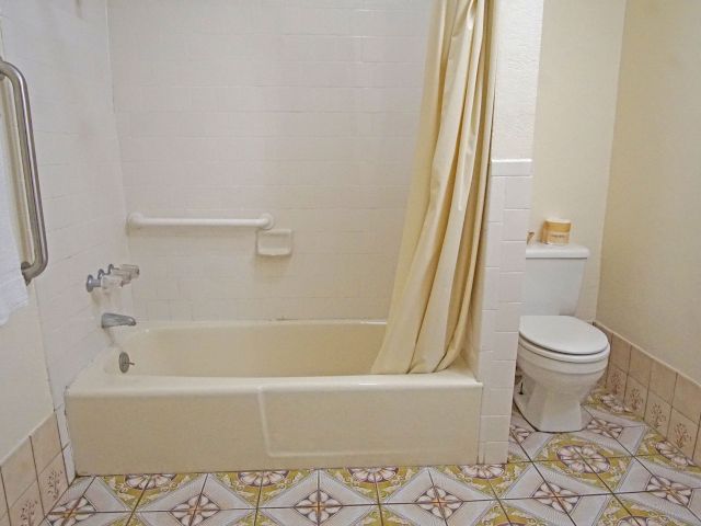 Los Angeles Inn & Suites — photo 46 of 60