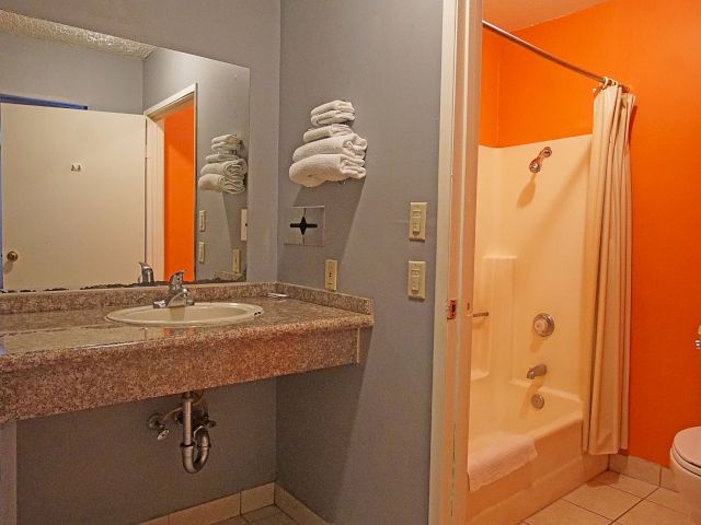 Los Angeles Inn & Suites — photo 7 of 60