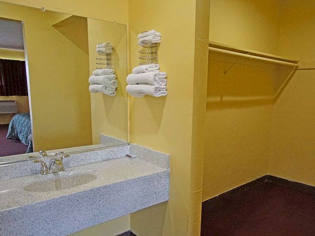 Los Angeles Inn & Suites — photo 55 of 60