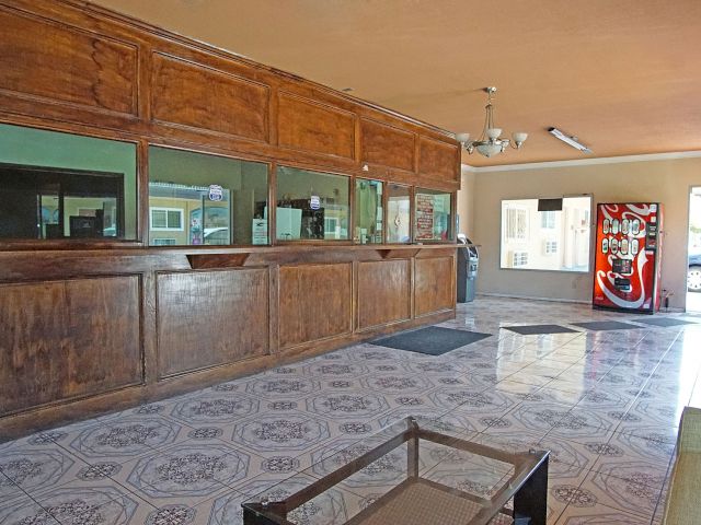 Los Angeles Inn & Suites — photo 10 of 60